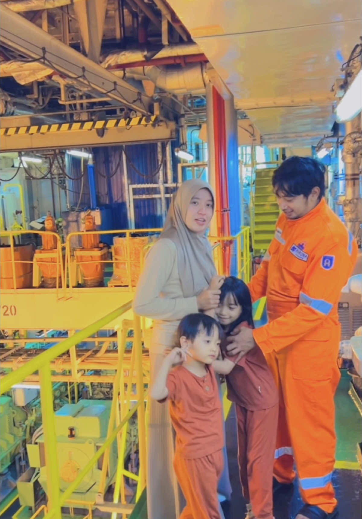 “Liburan itu bukan soal tempat, tapi soal kebersamaan. Main ke tempat ayah kerja pun bisa jadi momen berharga.”🥰 ya gak @Yolla  #seamanlife  #istripelautindonesia  #keluargabahagia  #CapCut  #pelautpunyacerita #fypage #viralvideo🔥 #pelaut #seamantiktok #fyppppppppppppppppppppppp #kapaltanker #mtemmanuel #viralvideotiktok #fyppppppppppppppppppppppp #caasa 