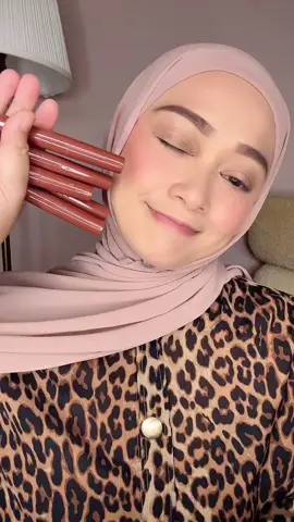 CHOCOLATE LIP GLAZE NI IS WORTH IT. Transfer proof and warna warna dalam satu pek tu, SEMUANYA CANTIK BELAKA! Takkan menyesal beli. I loveeeeeeeee!! ❤️❤️