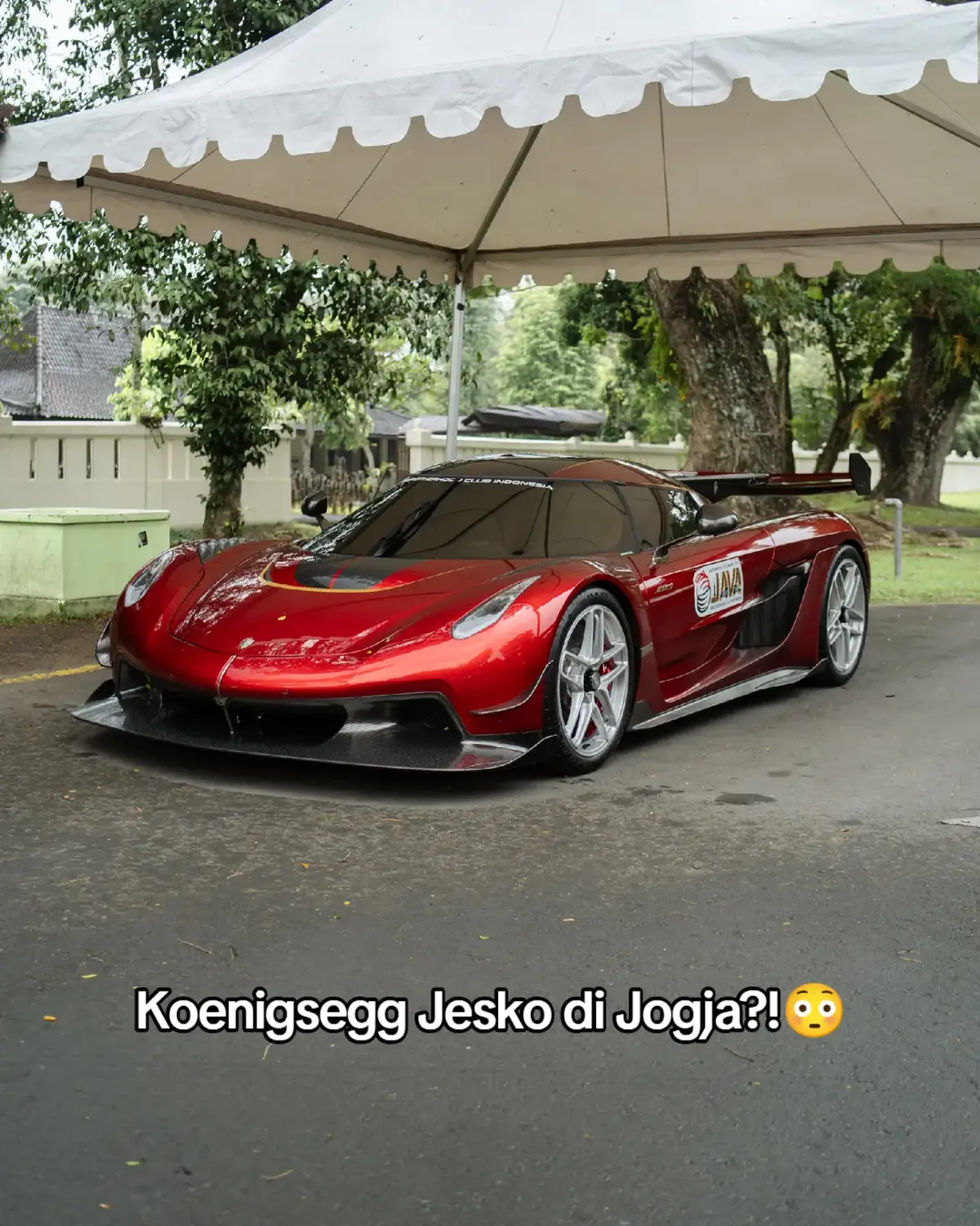 Ya benar, Jesko ini berangkat dari Surabaya menuju Yogyakarta bersama rombongan club Brotherhood Indonesia pada hari ini, tgl 2-3 Mei 2025. Foto ini diambil di area Candi Prambanan, pada saat awal kedatangan rombongan di Yogyakarta untuk melaksanakan kegiatan Lunch & Charity. Ga nyangka ya? Koenigsegg Jesko yg belum lama ini masuk di Indonesia menginjakan kaki di Yogyakarta & dikendarai dari Surabaya! (tidak ditowing).