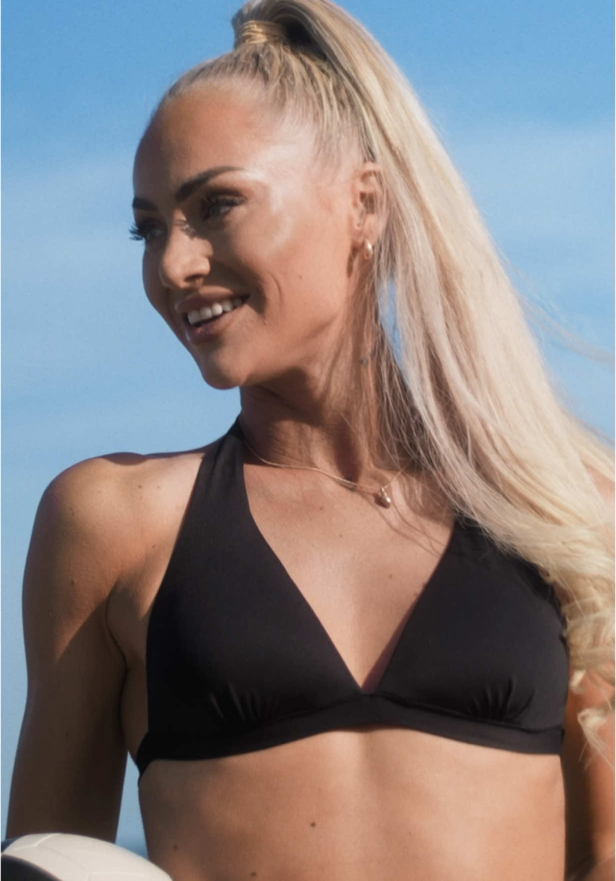 It’s official I’m the new face of Tezenis and I couldn’t be happier 😆👙💖 #ad #tezenis @Tezenis 