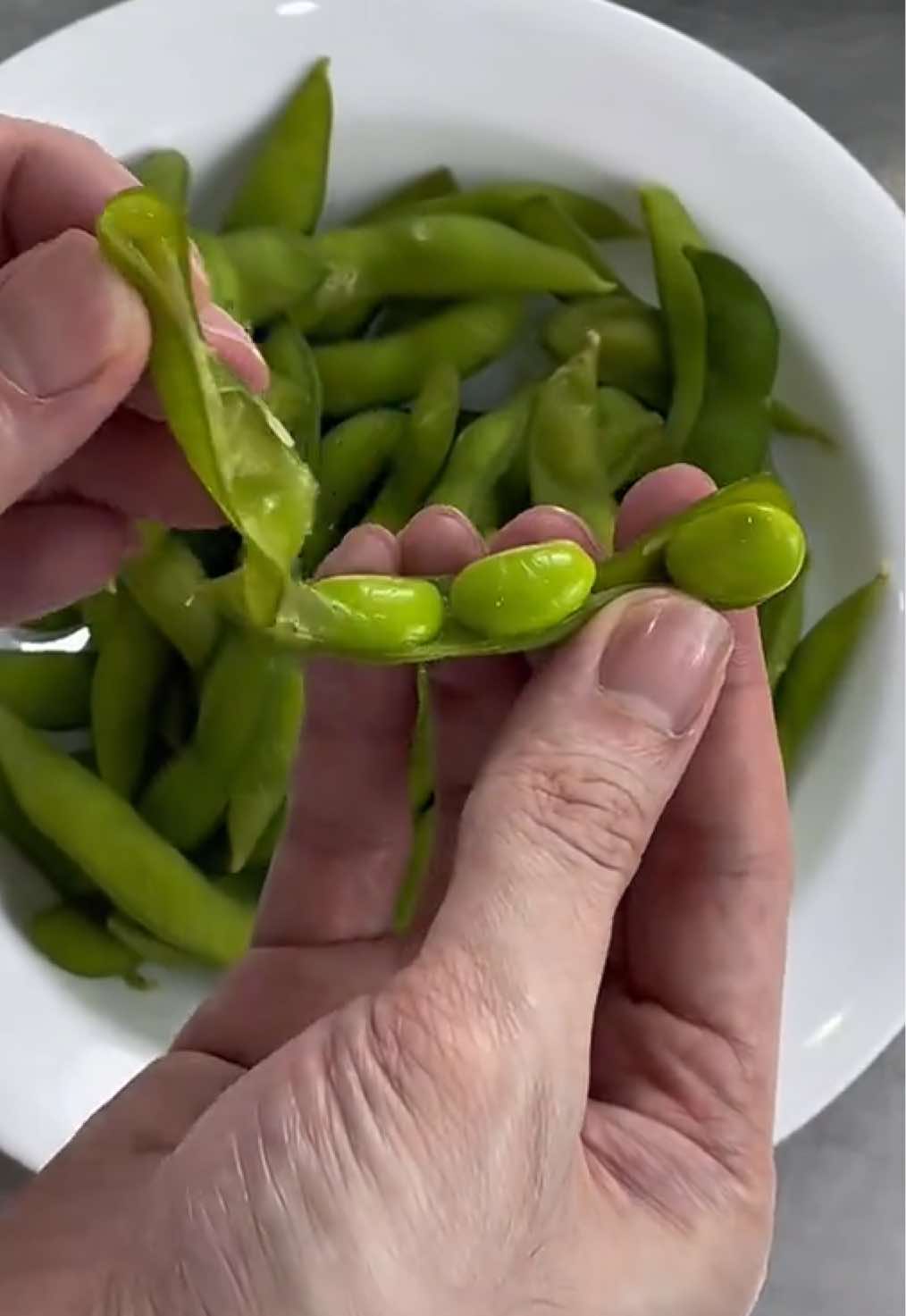 Edamame boleh menyokong kesihatan jantung, berpotensi menurunkan paras kolesterol, dan membantu dalam mengawal paras gula dalam darah. Ia juga membekalkan asid amino penting, menjadikannya sumber protein lengkap, serta mengandungi antioksidan yang boleh membantu melindungi daripada kerosakan sel. 🫛🍱 #Foodie #food #snack #japan #healthy 