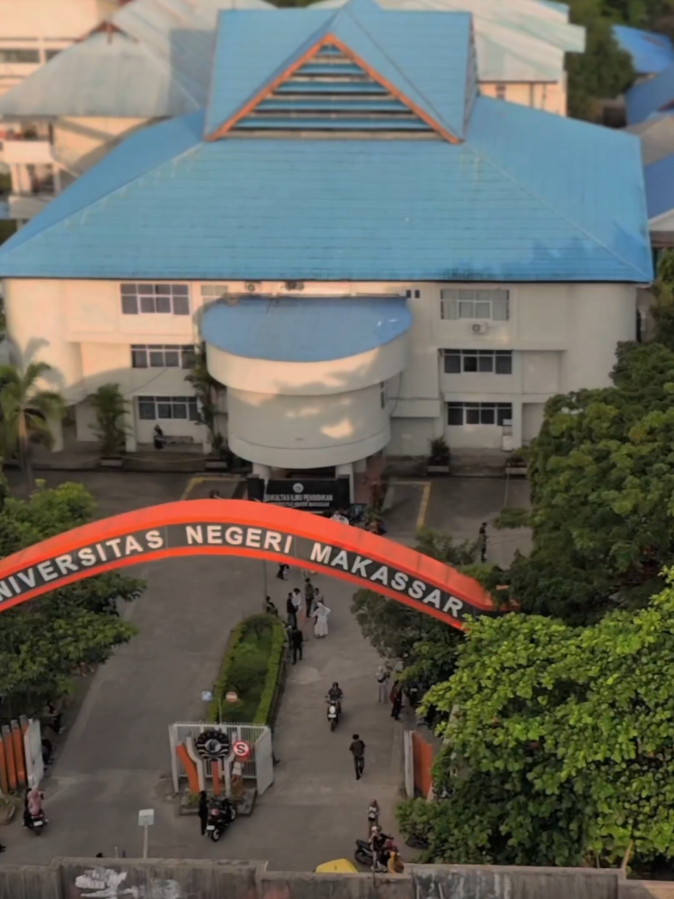 Sore-sore gini enaknya lihat video drone kampusku, Fakultas Ilmu Pendidikan UNM Makassar🧡.  Dari atas melihat gedung-gedungnya, apalagi ditambah langit sore yang cantik🌄. Siapa yang rindu ngumpul di pelataran atau di taman?  Yuk nostalgia bareng! #FIPUNM #Kampusku #DroneVideo #UNM #Makassar 