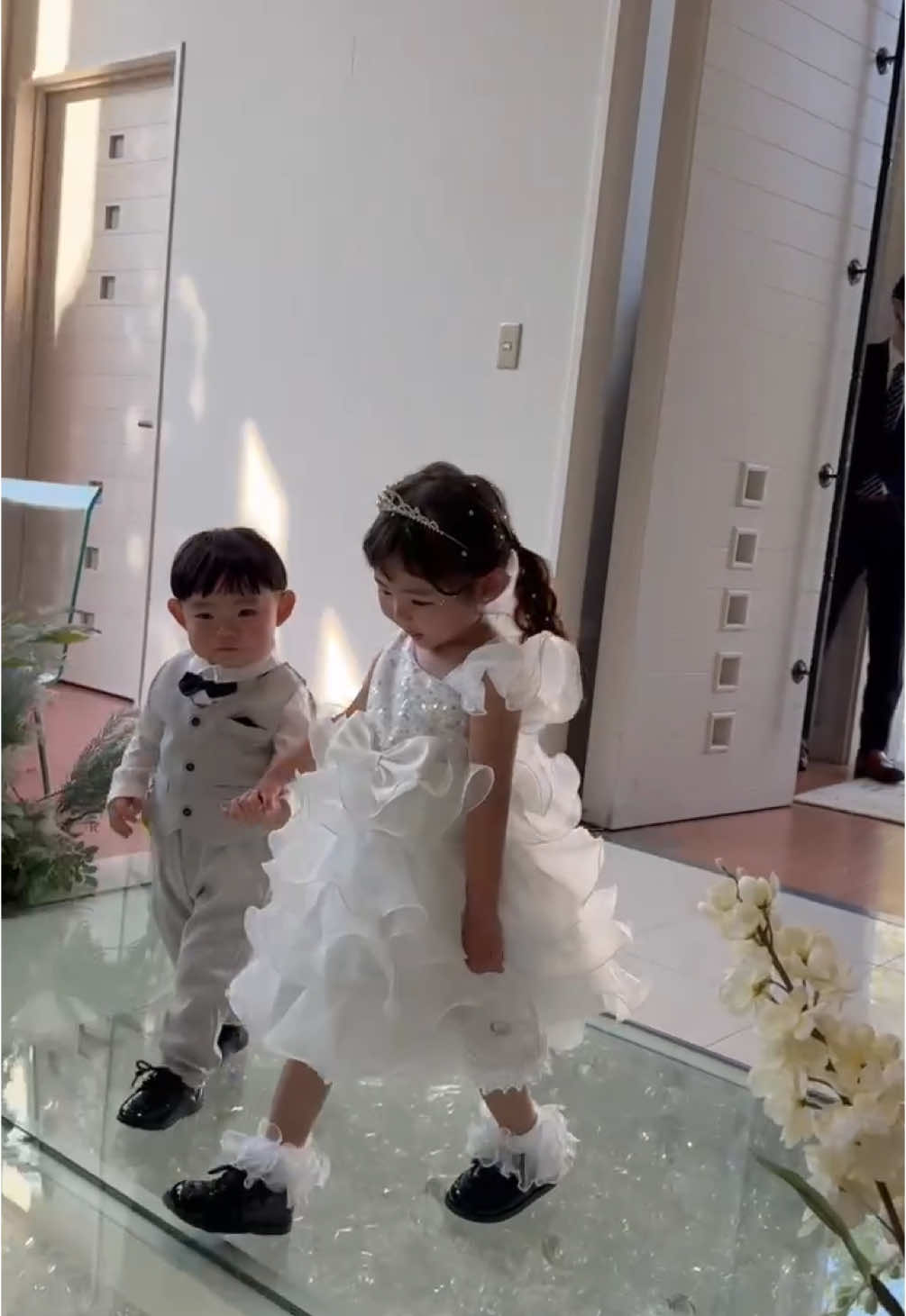 リングガールとリングボーイ 2人ともよく頑張りました🩷🩵 ほんまに天使さん✨ #1歳 #2歳 #年子 #リングボーイ #リングガール #結婚式 #wedding #ウエディング 