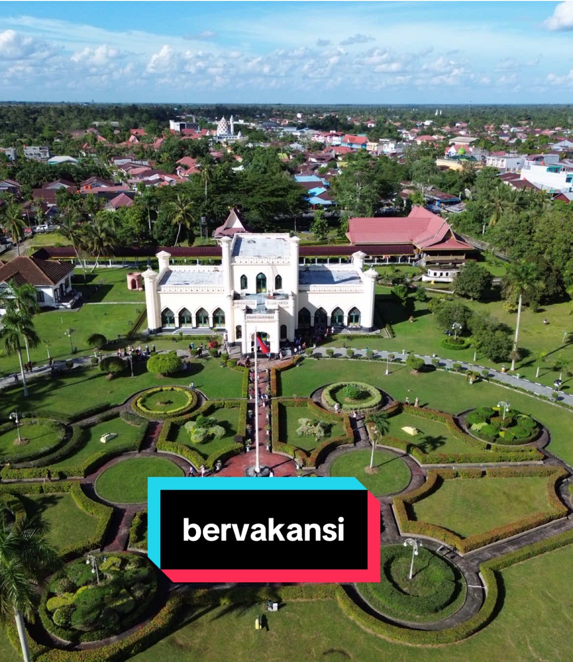 salah satu ibukota kabupaten paling rapi di Endonesa nih. 5 besar mungkin.  #CapCut #dronevideo #cinematic #dji #istanasiaksriindrapura #jembatantengkuagungsultanahlatifa #siaksriindrapura #riau #exploreriau 