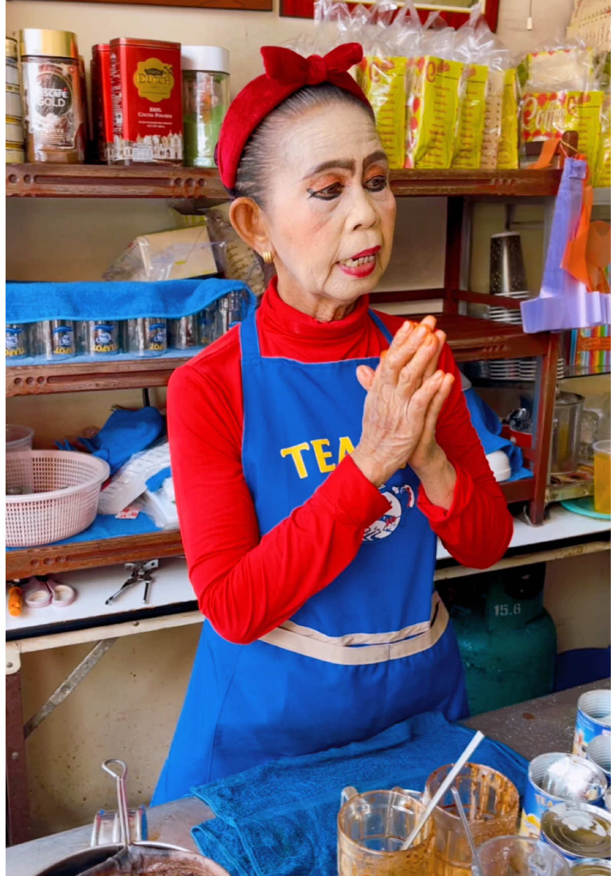 ป้านิด กาแฟโบราณ ร้านป้าปากแดง อยู่ถนนมหรรณพ แถวศาลเจ้าพ่อเสือ เสาชิงช้า#ป้าปากแดง #เฮียพี 