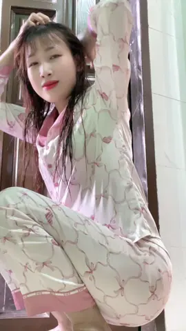 Choáy với bộ ngủ nek 