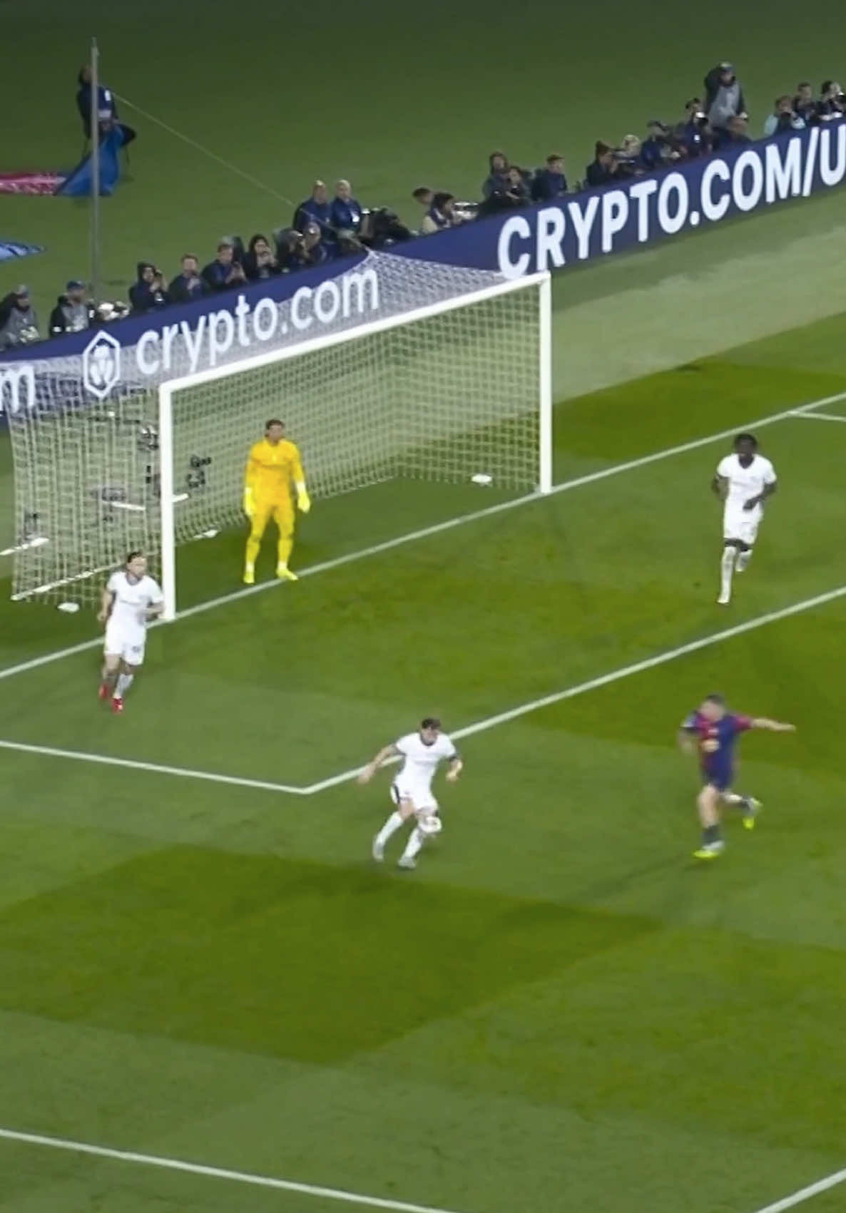 Tackling Barella = Impossible. #UCL #ChampionsLeague #BarcelonavsInter 