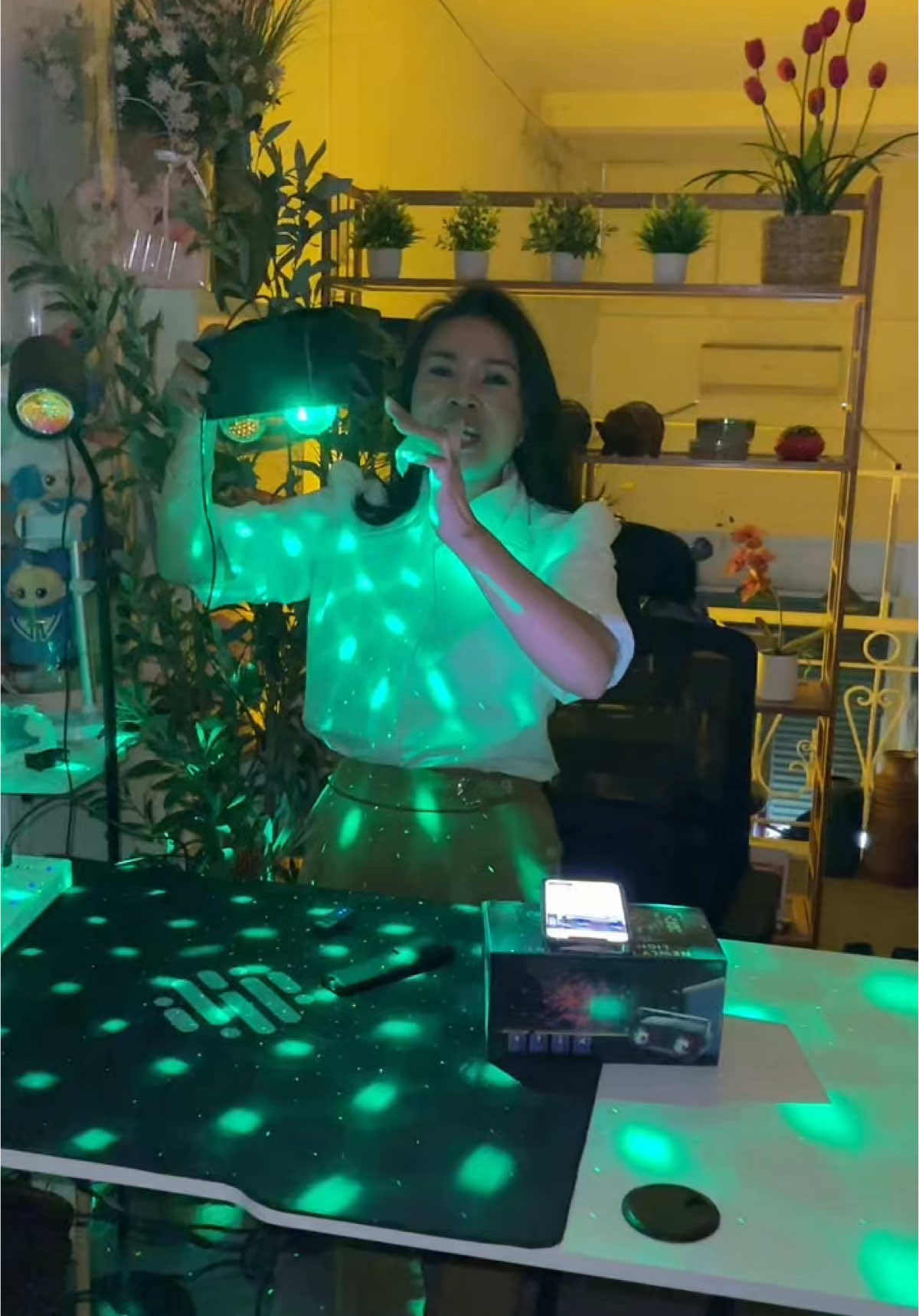 Đèn led chiếu nhiều màu sắc #denled #denledtrangtri #denledthongminh #hahienhoa1 #xuhuong #thinhhanh 