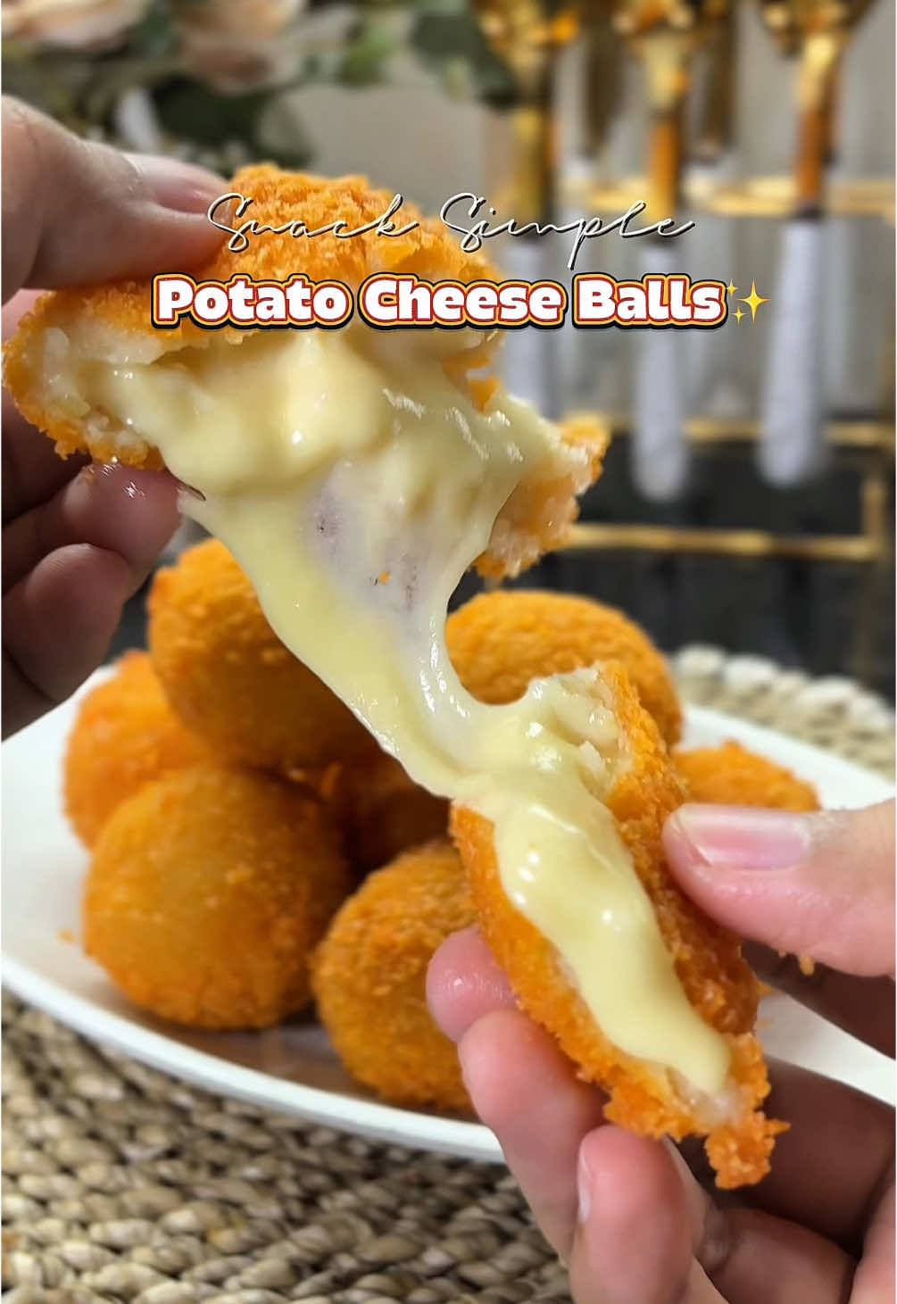 POTATO CHEESE BALLS✨ Crispy diluar, lumer didalam🤤 Buat pecinta keju wajib cobain‼️ Bikinnya simple banget loh, cocok untuk cemilan ngedrakor😋  Resep : - Kentang 4 buah - ⁠Tepung terigu 8 sdm - ⁠Garam 1/3 sdt - ⁠Lada bubuk 1/3 sdt - ⁠Keju quick melt/Mozzarela Bahan Baluran : - Telur 2 butir - ⁠Tepung terigu 4 sdm - ⁠Garam 1/4 sdt - ⁠Tepung panir #potatocheeseball #potatocheese #olahankentang #quickmeltcheese #mozzarella #melt #snackideas #snacksimple #snackviral #cemilan #cemilanenak #cemilansimple #idejualan ##idejualanlaris ##idejajanan #fyp