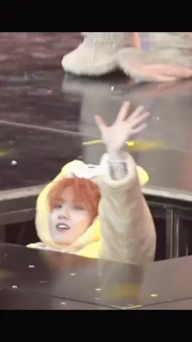 Tô Tân Hạo phạm quy rồi, dễ thương vượt mức rồi 😭 2 buổi concert em đã làm rất rất rất tốt, hẹn gặp lại vào những buổi concert tiếp theo 🥹 Tô Tân Hạo và Tín Hiệu Đăng vất vả rồi ❤️🚥 #totanhao #suxinhao #苏新皓 #tfgiatộc #foryoupage 