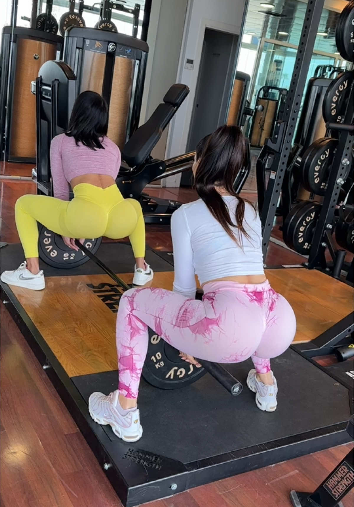 Entrena con tu amiga tambien🍑 #GymLife #gymlover #girlfriend #dupla #amigas #pesas #worklife #glutesworkout #videosnapchallenge 