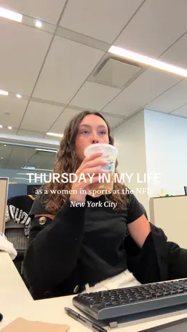 Spend a typical day with me working in sports at the NFL HQ 🍎 @sweetgreen  #sports #football #dayinmylife #diml #sportstiktok #womeninsports #sportsmanagement #nyc #corporateootd 