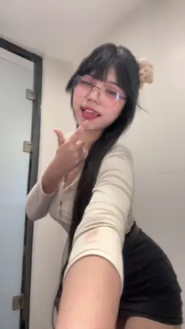 办公室里有很多人。这是工作时间，所以我必须穿制服。别说话了