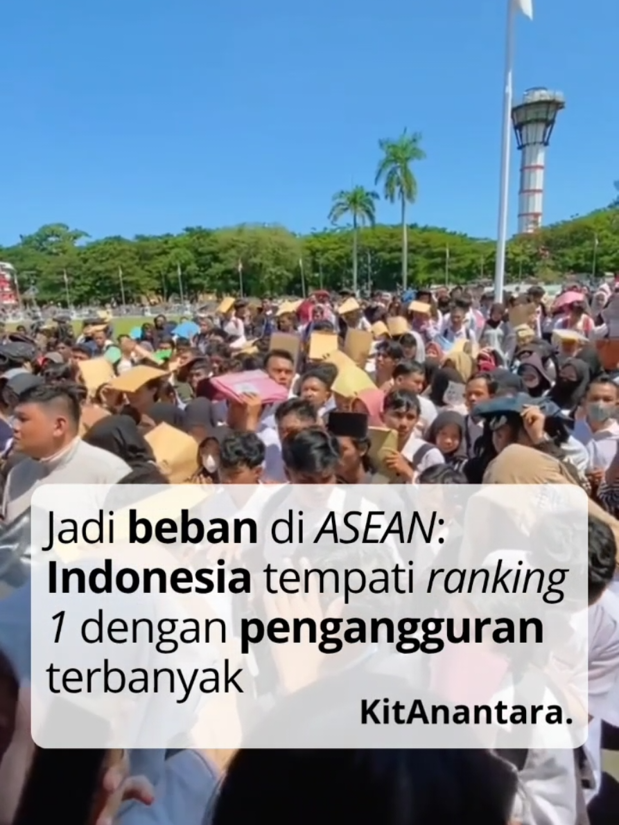 International Monetary Fund (IMF) melaporkan Indonesia menjadi negara dengan pengangguran tertinggi di antara enam negara Asia tenggara tahun 2024. Adanya peringkat ini merujuk kepada laporan World Economic Outlook pada April tahun 2024. IMF menyampaikan jika peringkat ini berdasarkan data presentase angkatan kerja penduduk berusia 15 tahun keatas yang sedang mencari pekerjaan. Berdasarkan data IMF daftar angka pengangguran Indonesia  per April 2024 adalah 5,2 persen (279,96 juta penduduk).  Adanya peringkat seperti ini tentu menjadi pengingat agar segera mencari solusi terbaik mengurangi angka pengangguran yang semakin meningkat Indonesia. #fyp #beritahariini #masukberanda #foryoupage #pengangguran  #infoloker #asean #imf #pelamarkerja  #indonesia2025   #viralhariini #viraltiktok 