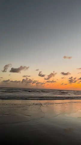 malam jumat dengan sunset yang cantik  #beach #beachvibes #pantai #parangtritis #jogja #sunset #sky #sunset #sunsetbeach #placetogojogja #yogyakarta 