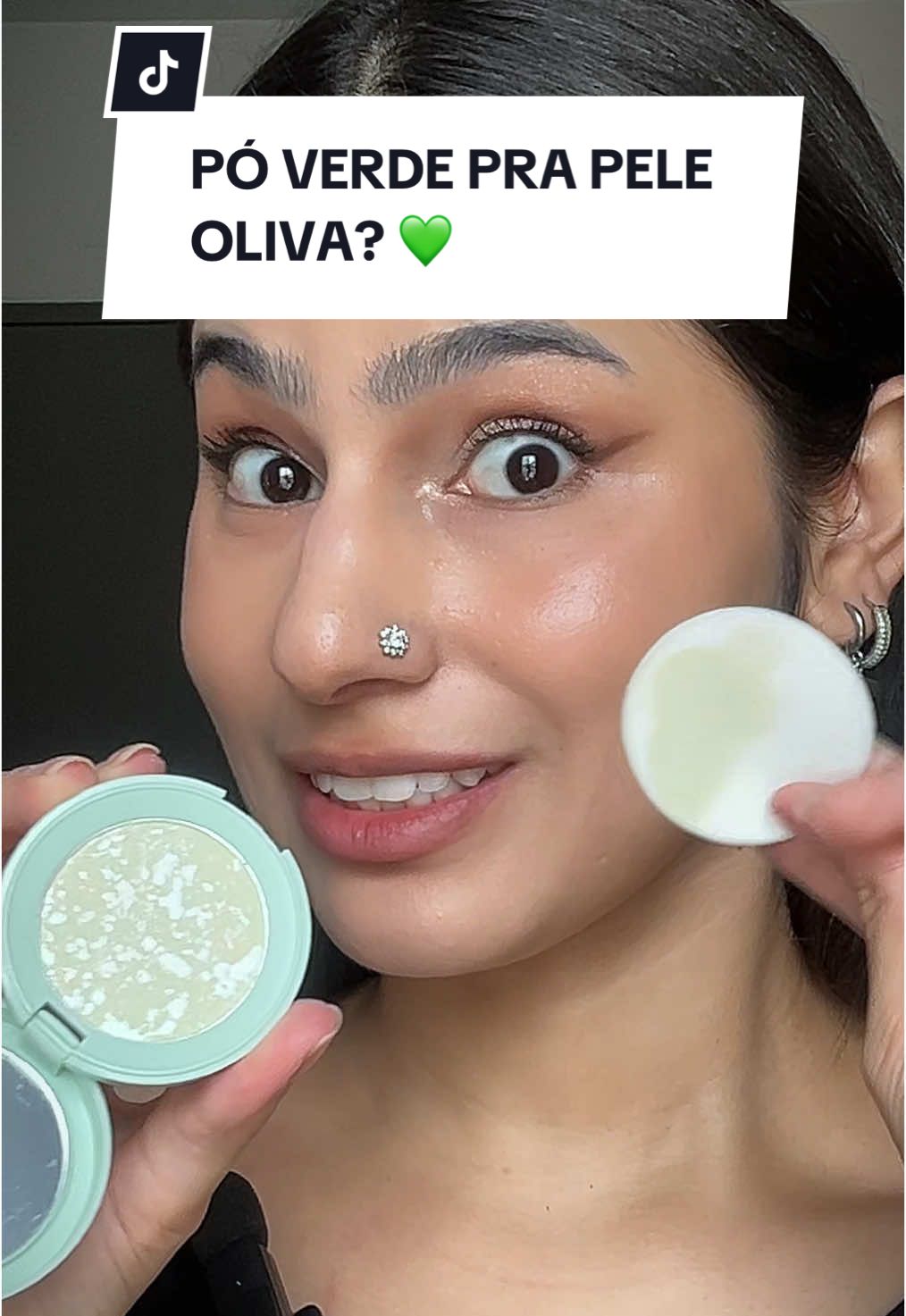 Desde que eu vi que aqui na Tailândia tinha pó compacto verde de diversas marcas parece que meu sonho virou realidade! É a solução mais prática pra corrigir o subtom daquela base que não ficou 100% perfeito pra nossa pele 🥹💚 Link da consultoria e curso na bio 🔗 #colorimetria #subtomdepele #peleoliva #anielanicolau 
