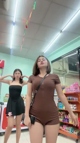 Wala silang paki-elam guys hehe