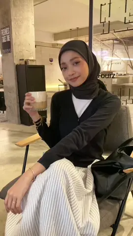 Outfit check 🫶🏻 #stripeskirt #cuteoutfits #HijabFashion #simpleoutfitideas #comfyskirt #fypage #foryoupage #malaysiatiktok #sulbalorsetar #cafealorsetar #aestheticcafe #OOTD #outfitinspo 