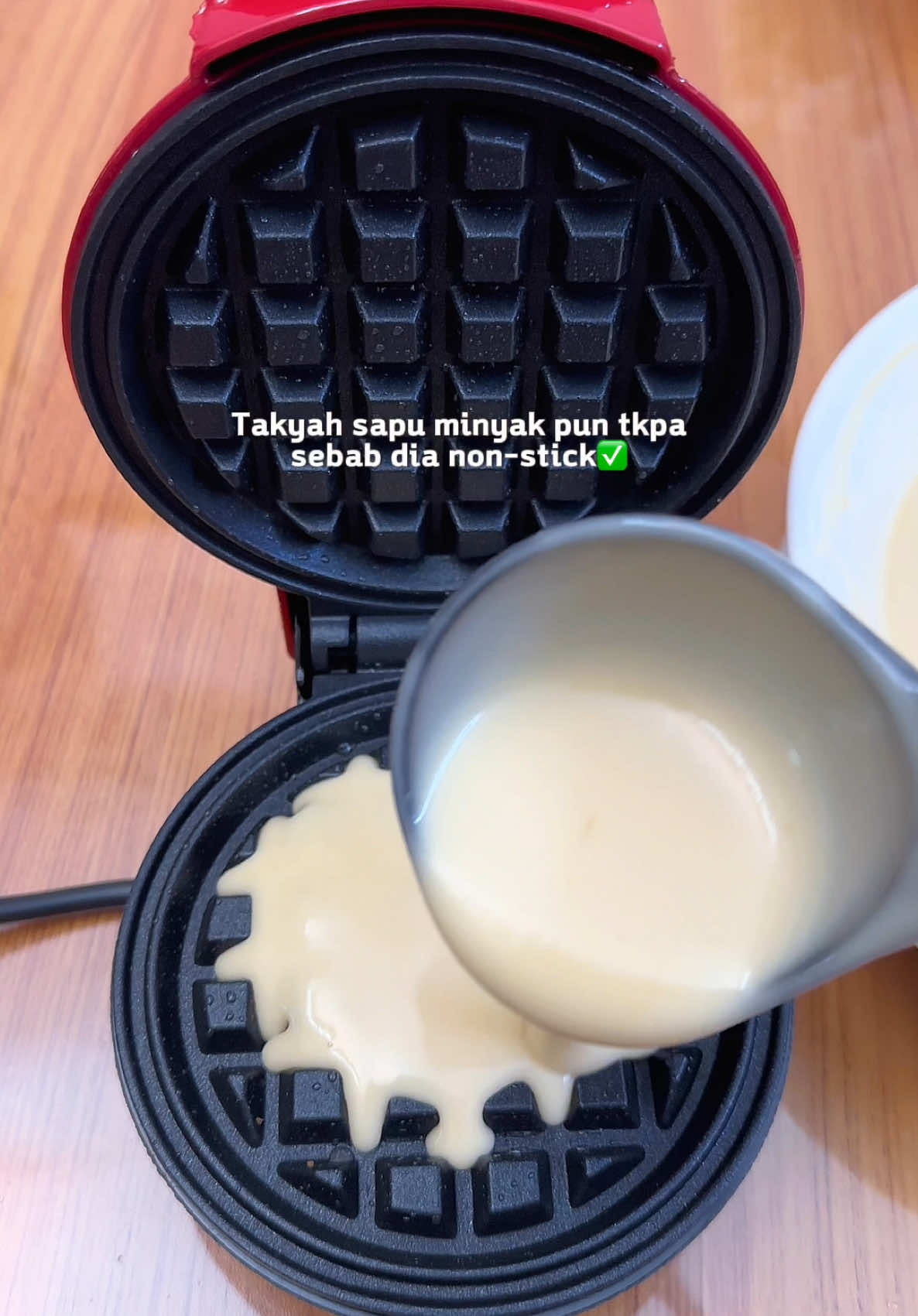 Senang bila ada mini waffle maker ni, bila tetiba craving nak makan boleh buat terus ja😘😋 #wafflemaker #miniwafflemaker #wafflehouse #homemadewaffle #electricwafflemaker #fyppppp 