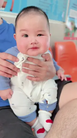 Em bé vui vẻ ☺️