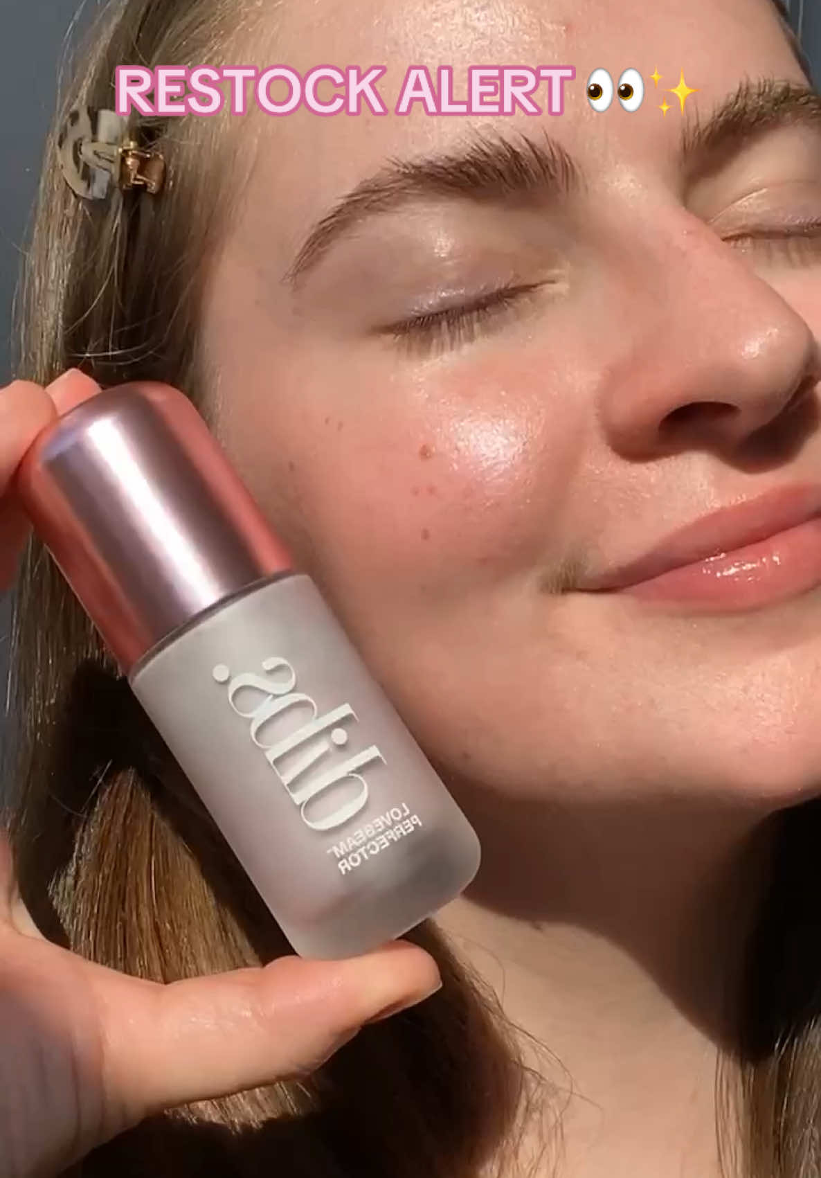 Restock alert! 👀 LoveBeam™ Perfector N° 1 The One is back in stock! A lavender brightener that delivers the benefits of a primer with the luminous sheen of a highlighter for instantly diffused, glassy-matte skin. Grab yours now! #lovebeamperfector #dibsbeauty 