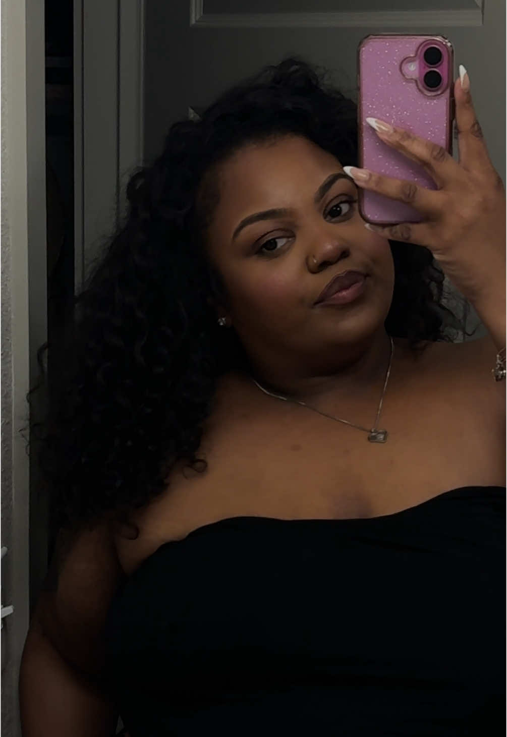 I'm trying to reach 1k followers! I'm following every pretty girl who follows me! let's grow together 🥹😘