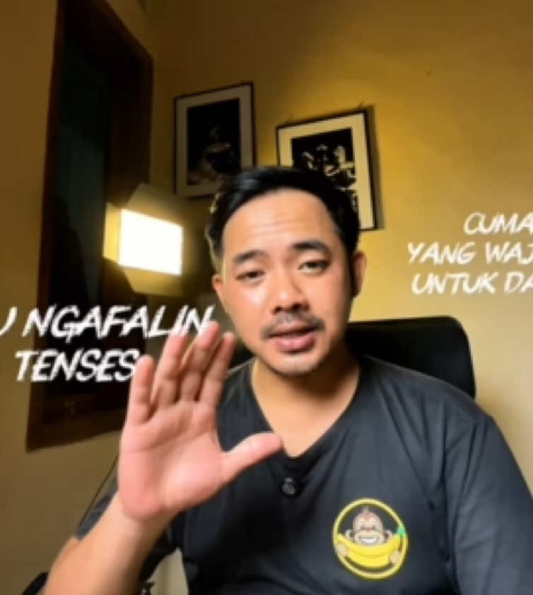 CUMA 5 TENSES BAHASA INGGRIS YANG WAJIB DIPELAJARI UNTUK DAILY SPEAKING‼️ Mau jago bahasa Inggris? Mulai dari tenses dulu! Di video ini, kamu akan belajar 5 tenses dasar yang paling penting dan sering digunakan dalam kehidupan sehari-hari. Cocok banget buat pemula yang mau memperkuat grammar! Tenses yang dibahas:  1. Simple Present  2. Present Continuous  3. Simple Past  4. Present Perfect  5. Simple Future Jangan lupa like, share, dan subscribe ya! ⸻ #BelajarBahasaInggris #TensesBahasaInggris #GrammarDasar #BahasaInggrisPemula #SimpleTenses #EnglishForBeginner #BelajarOnline #VideoPembelajaran #samasamabelajar #serunyabelajar #TensesMudah #tipsbahasainggris 