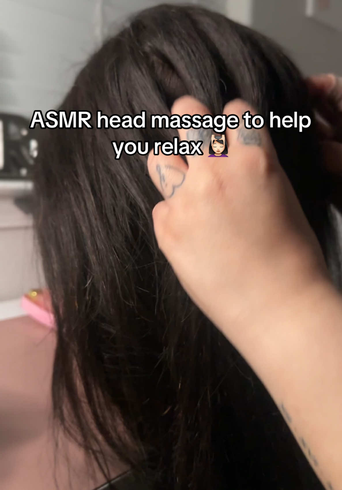 ASMR head massage to help you relax 😴💆🏻‍♀️ #asmrperls #asmr #asmrsounds #asmrrelajante #asmr_tingles #StressRelief #asmrvideo #asmrtiktoks #asmrheadmassage #asmrheadspa #asmrscalpmassage #asmrhelpingyousleep #asmrparadormir #asmrcabello 