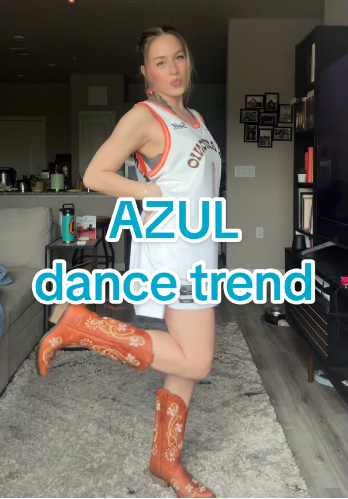 Fiesta!!!!!! 🪅  #easytiktokdance #trending #fiestasanantonio #gospursgo 