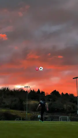 🫀⚽️#foryoupage #football #footballers #foryou #viral #viralvideo #ballers #sunset #fypviral #fyp 