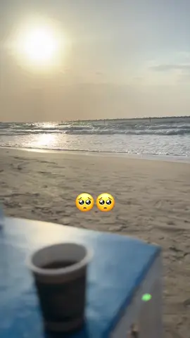 ازاي مصطفي قمر معيطش و هو بيغني الكوبليه ده