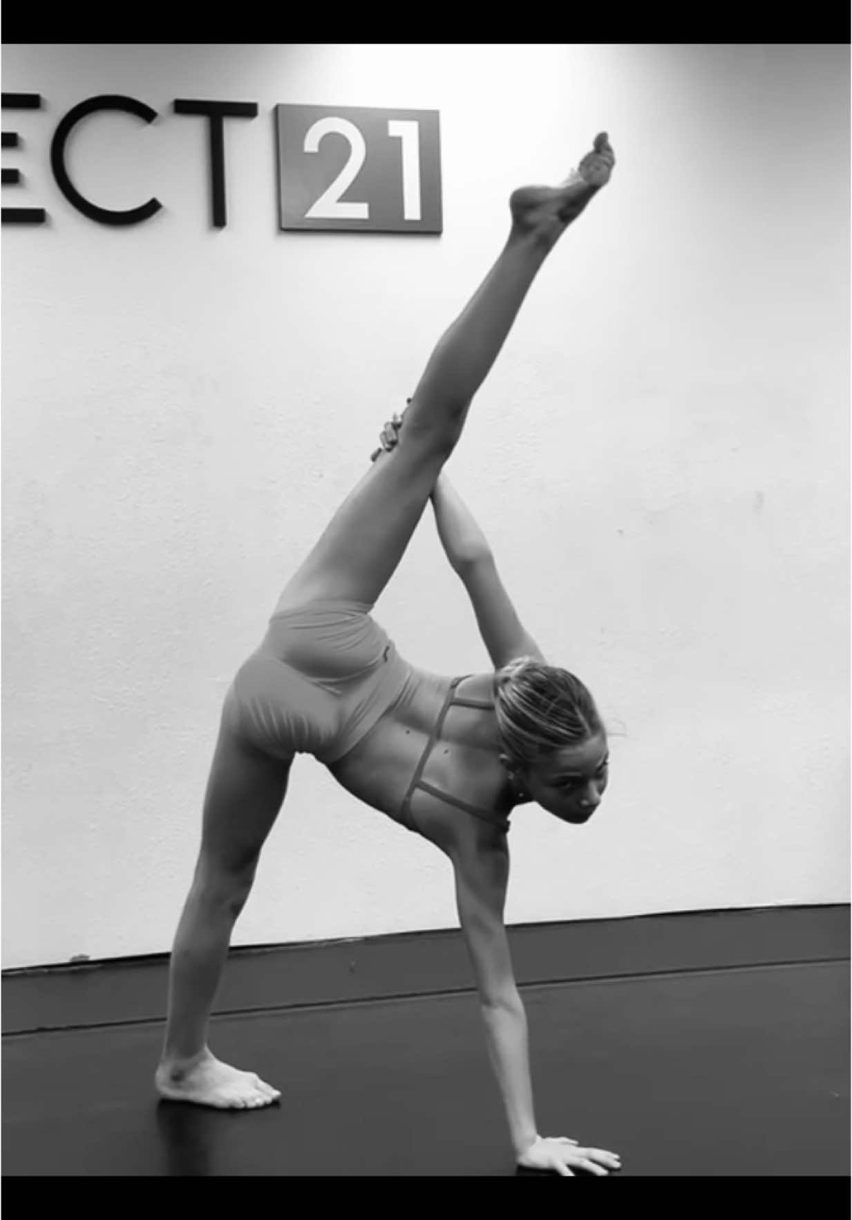 Technique 🖤 #competitivedancer #convention #p21 #dancer #dancelife #dancersoftiktok #tfscout25 #fyp #viral #rythmicgymnastics #ocrythmic #flexible #project21 #danceone #popmuzik #techniqie 