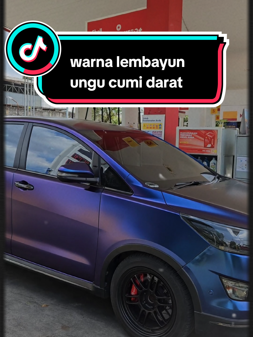 keren juga ya wak mosifikasi mobil innova reborn dengan balutan warna lembayun ungu.  innova reborn dikenal dengan kata2 cumi2 darat tak asing lagi dg mobil khas dengan sejuta kenyamanan yg diberikan kepada pengemudi dan penumpangnya.  #toyota  #innova  #innovareborn  #cumidarat  #fyp  #viral  #semprotan  #busa 