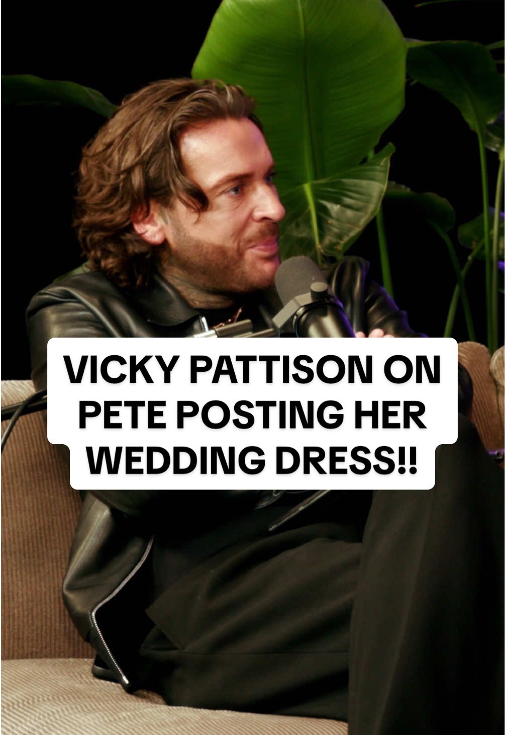 Vicky tells us how she really felt when Pete posted her wedding dress photos online!! 🫣 #stayingrelevant #podcast #samandpete @Samthompsonuk 