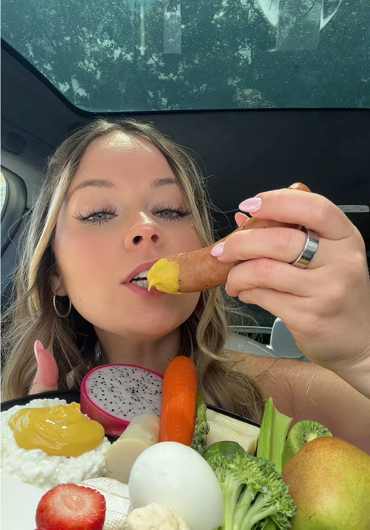 DOES THIS MAKE YOU CRAVE HEALTHY FOOD? 🍐🥝🥕🥦🫛🥒  #lunch #healthygirllunch  #eatlunchwithme #mustard #applesausage #veggieswithmustard #crunchy #crunchylunch #healthyrecipes #healthylifestyle #chickensausage  #watermeloncandyelectrolytes    #applechickensausage #mukbang #electrolytes #pov #lunchchat #healthygirlsummer #brussies #tiffanyplate #tiffanyplateday21 