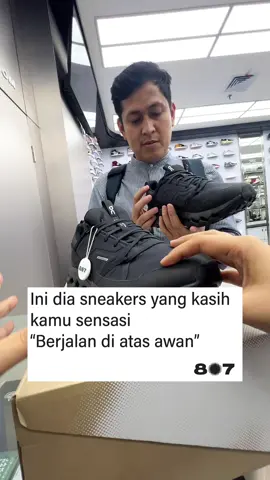 Mau cobain rasanya berjalan di atas awan? 🤭🌥️🏃‍♂️ Sneakers yang cocok buat kamu pake di daily activity atau buat olahraga sekaligus nih 🙌🏻✨