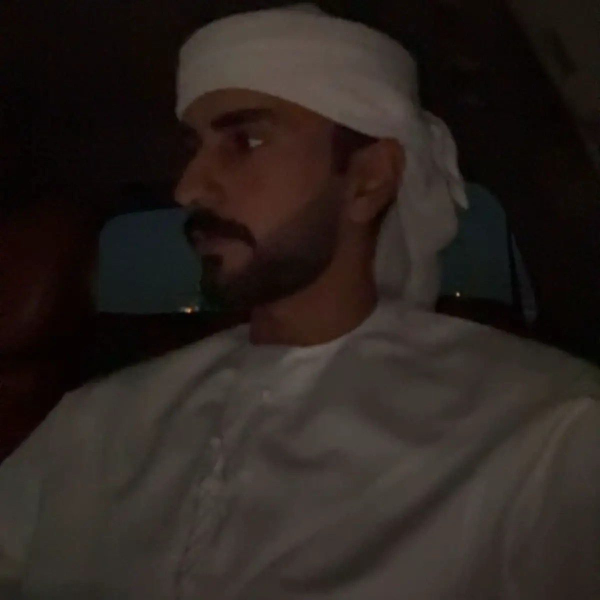 حاولت نسيانك ولكن تعذر علي نسيانك بنفس امغلوبه ما انته الوحيد  اللي بحسنك امصور مثل البدر حسن  ودلال وعذوبه لكن قلبي بك لوحدك تاثر  وروحي على حبك اراها امغصوبه  اورد عليك وبالظما عنك اصدر ظامي وما عندك لودك مثوبه تلعب  باحساسي ياليت اتذكر اني بشر  واحساس مايلعبوا به صدقت فيه عاذل ساعي ابشر . 