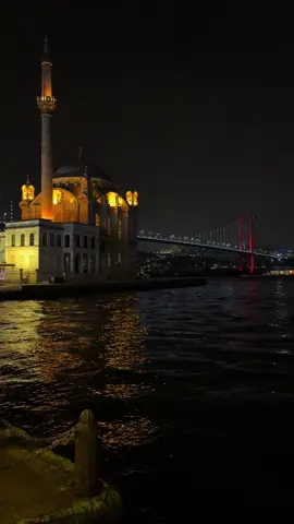 Istanbul nights  #kesfet #turkey #istanbul #fy #foryou #istanbul🇹🇷 #turkey🇹🇷 #turkiye🇹🇷 #Love #couple #TurkeyTikTok #snow #kadikoy 
