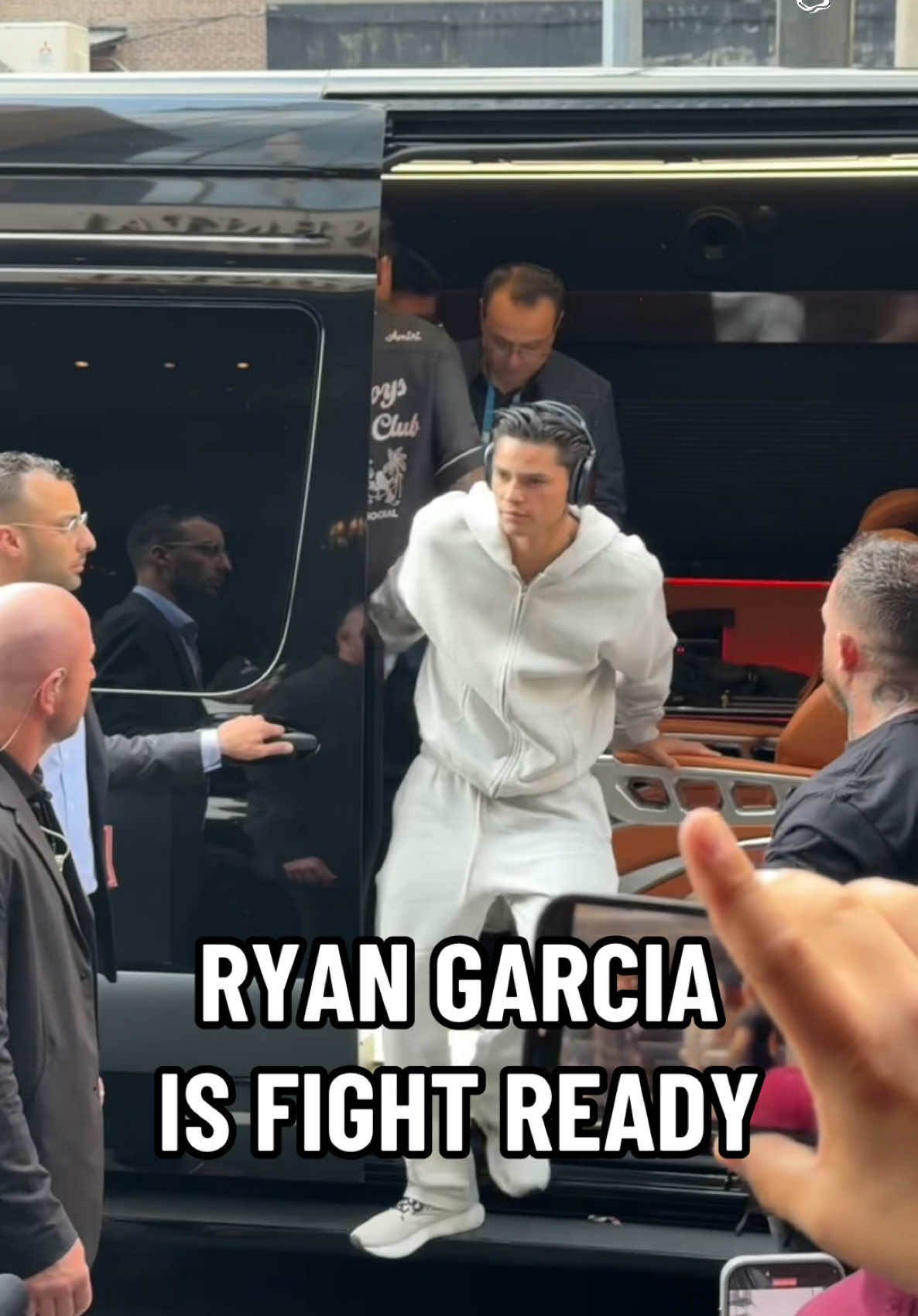 Ryan Garcia pulls up to Time Square and fans were waiting 👏 #GarciaRomero #RiyadhSeason  #boxing #boxingfans 
