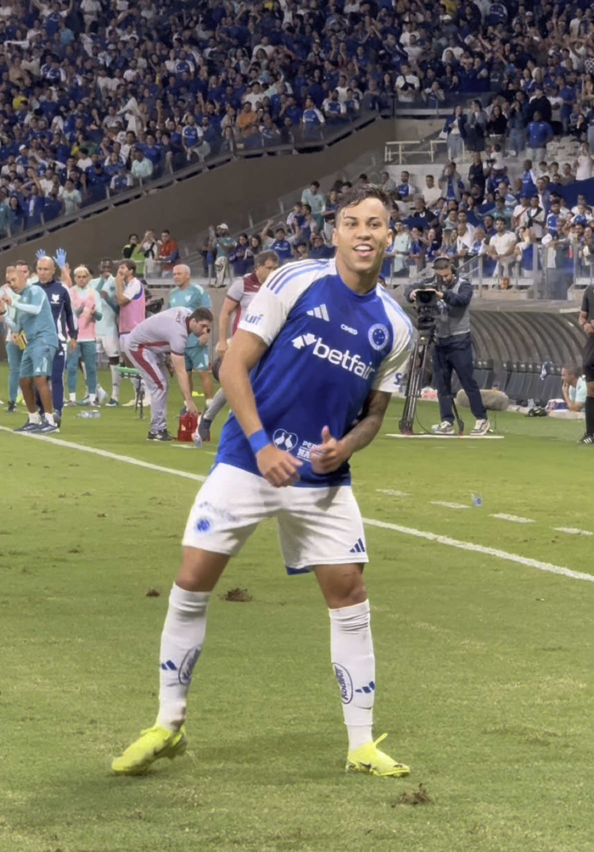 Sextou naquele pique depois de mais uma vitória do Cabuloso! 🦊🕺