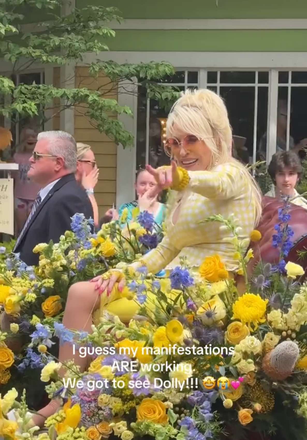 I can’t believe this actually happened today at Dollywood. I could (and did!) cry and can we PLEASE talk about how cute her capris are??? #dollyparton #dollywood #dollypartontiktok #dollytok #queen #mother #tennessee @Dolly Parton 