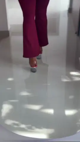 Hoje me tornei uma pessoa horrível, que quando olho para mim mesma!!! Não gosto de mim. Não gosto  do vejo. Uma pessoa intolerante com o o próximo.  Mais não há ninguém que esteja na minha pele que entenda o que sinto o que  vivo, os  meus tormentos ... Pois ninguém está na minha pele para saber.  Somente eu e que sei... Quero mudar... Ser diferente... Porém não há forças em mim parta tal . O que fazer para mudar ?  Quero ser diferente!  Este é o meu questionamento para mim  e para aquele que me criou!