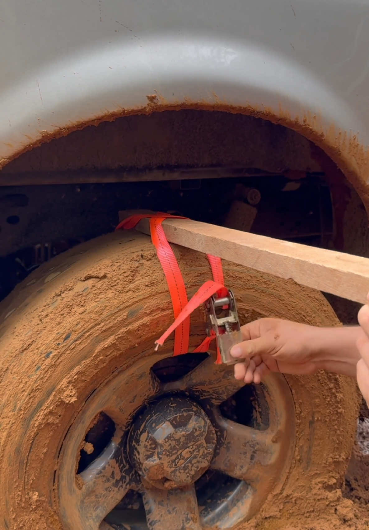 Olha a ideia genial que ele teve pra tirar o carro dessa situação complicada 😲