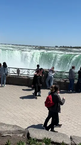 Niagara right now? Vibes are perfect. Not hot, not cold just wow! #niagarafalls #canada🇨🇦 #usa #canadatiktok #fypシ゚ 