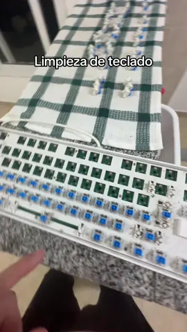 Limpieza al teclado! #teclado #redragon #tecladomecanico #tecladogamer #fyp #paratiiiiiiiiiiiiiiiiiiiiiiiiiiiiiii 