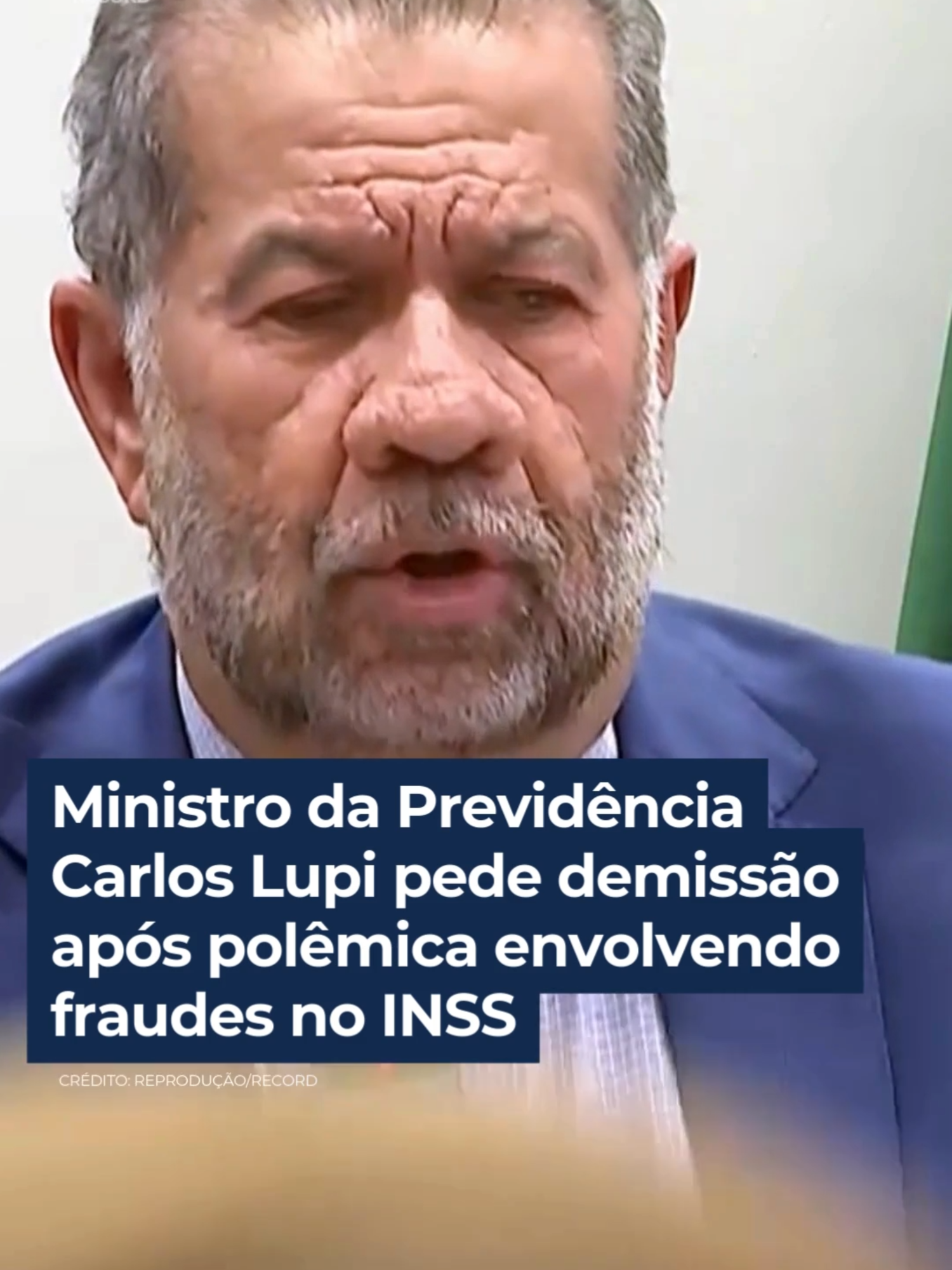 O ministro da Previdência Social, Carlos Lupi, pediu demissão. A permanência de Lupi se tornou insustentável após a divulgação dos desvios bilionários de benefícios do INSS. O presidente Lula aceitou o pedido de demissão de Carlos Lupi após um encontro que não estava previsto na agenda oficial. A saída do ministro já era dada como certa por auxiliares de Lula, devido ao desgaste causado pela operação da Polícia Federal. 👉 Veja essa e outras notícias em R7.com/JornalDaRecord #JornalDaRecord #JR24H