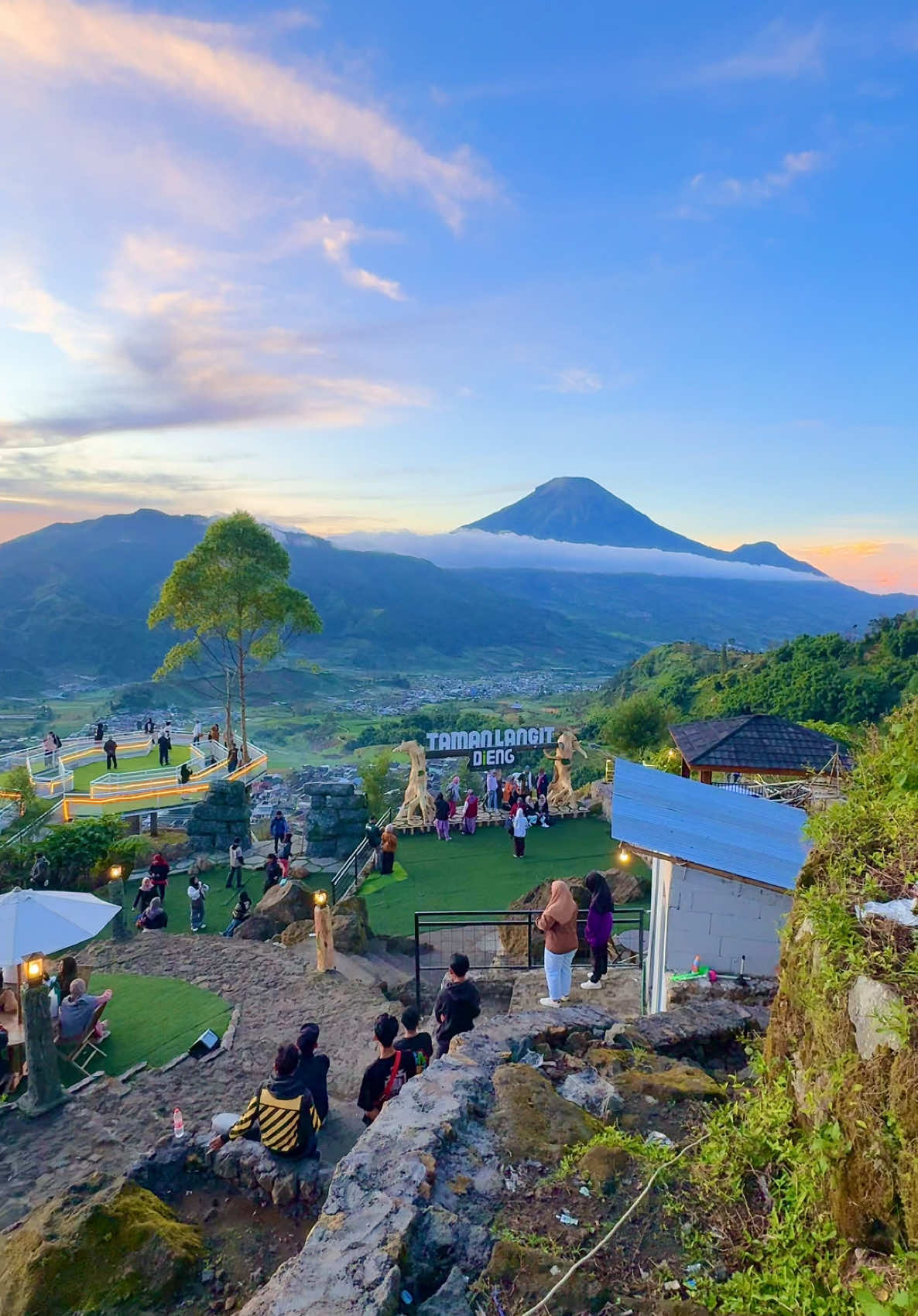 Keindahan taman langit 📍 taman langit #fyp #fypシ゚ #tamanlangit #villapintulangit #dieng #wonosobo #murahnikmatlezat 