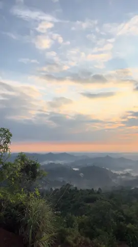 Dunia dengan segala permasalahannya saja tetap indah☺️#fypシ゚ #gunung #sunset #sunsetvibes🌅 #suasanapagi #xyzbcab #4u #virall #gunungkalimantan #fyppppppppppppppppppppppp 