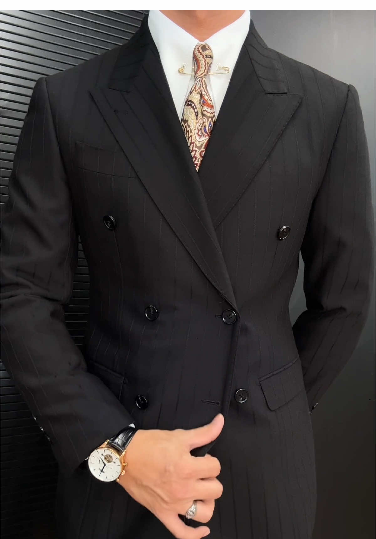 Vẻ cuốn hút của bộ Suit DB Birmingham đen trong bữa tiệc tối #blazer #suit #harold #fashion 