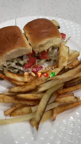 Quick and easy dinner 🍟🍔 #hamburger #hanburgersliders #dinner 